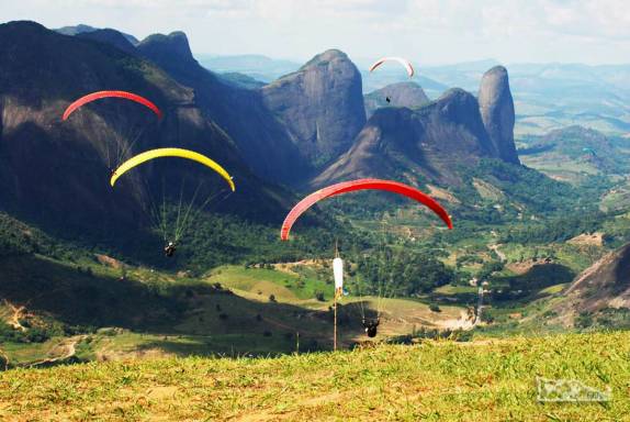 Prática de paragliding em Pancas, na região dos Pontôes Capixabas, noroeste do Espírito Santo (foto da internet)